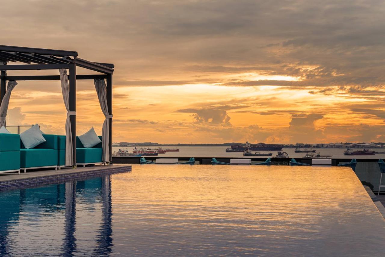 סינגפור The Outpost Hotel Sentosa By Far East Hospitality (Adults Only) מראה חיצוני תמונה The rooftop pool at the hotel