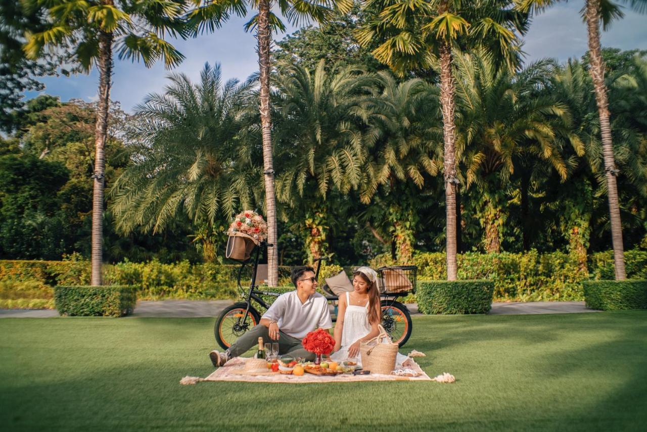 סינגפור The Outpost Hotel Sentosa By Far East Hospitality (Adults Only) מראה חיצוני תמונה A couple having a picnic in the park