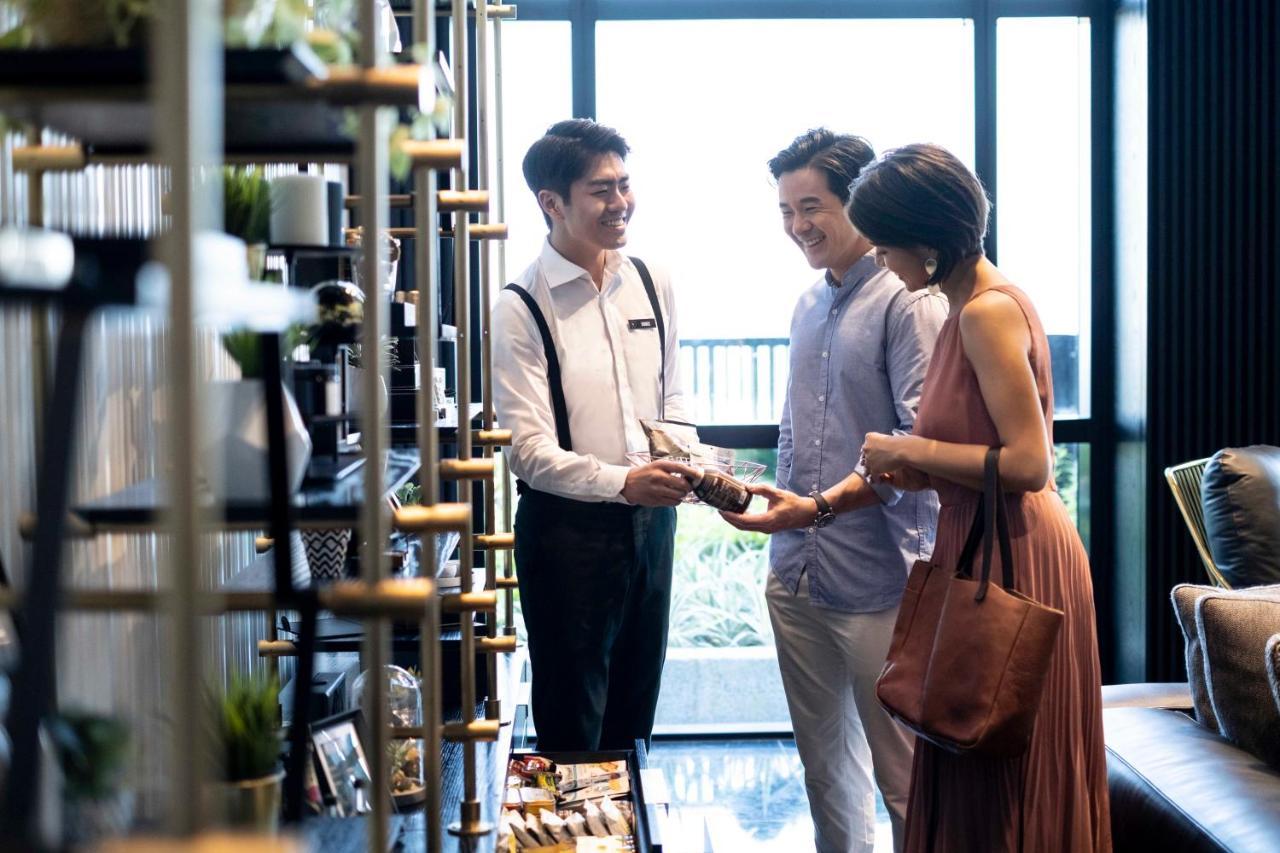 סינגפור The Outpost Hotel Sentosa By Far East Hospitality (Adults Only) מראה חיצוני תמונה A couple shopping at a store