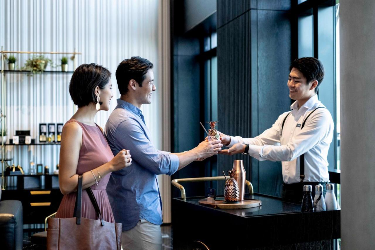 סינגפור The Outpost Hotel Sentosa By Far East Hospitality (Adults Only) מראה חיצוני תמונה A bartender serving a couple