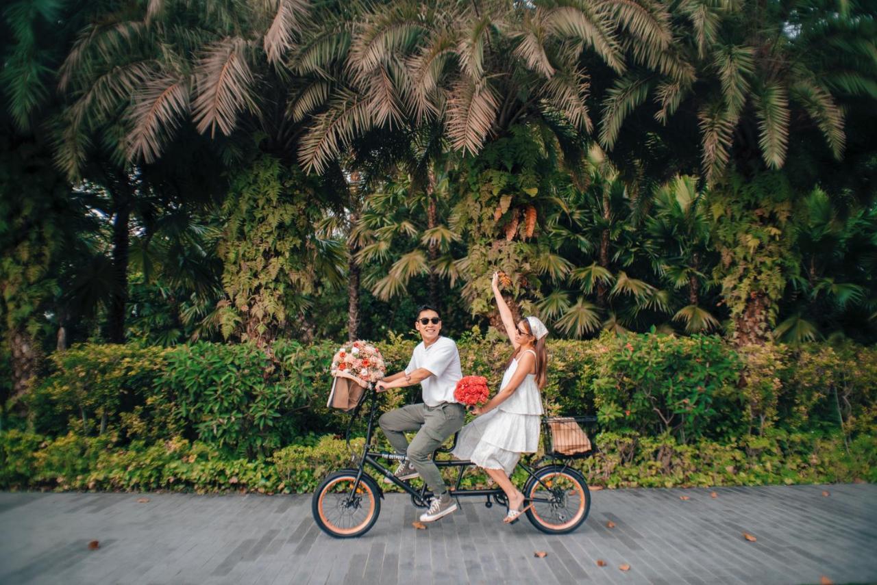 סינגפור The Outpost Hotel Sentosa By Far East Hospitality (Adults Only) מראה חיצוני תמונה A couple riding a tandem bicycle