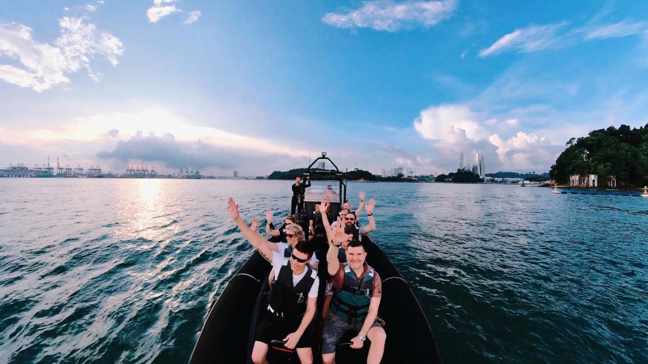 סינגפור The Outpost Hotel Sentosa By Far East Hospitality (Adults Only) מראה חיצוני תמונה The crew of the 2018–19 season